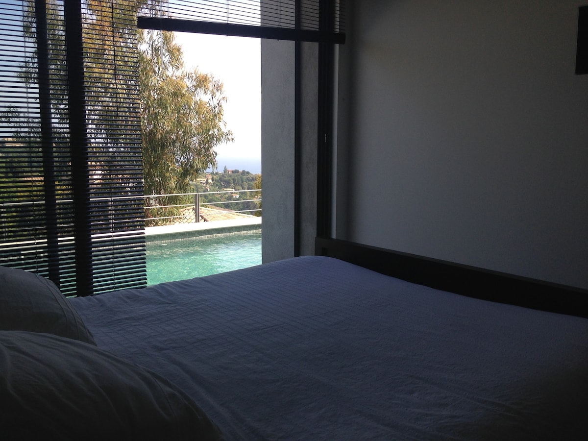 วิวสระว่ายน้ำและทะเล