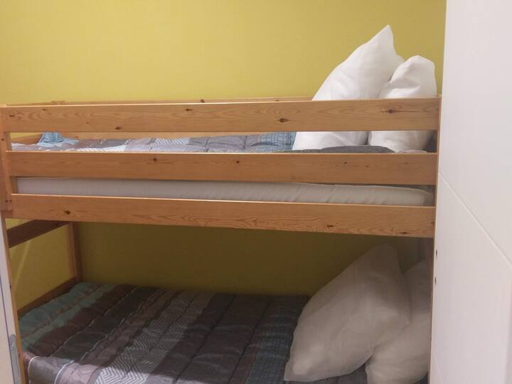 Chumba kilicho na kitanda cha ghorofa