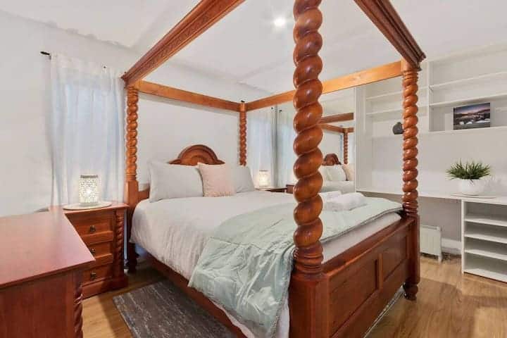 Bedroom four Queen size bed with built ins