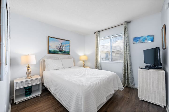 Gulf Shores Surf & Racquet 715A, spálňa s manželskou posteľou