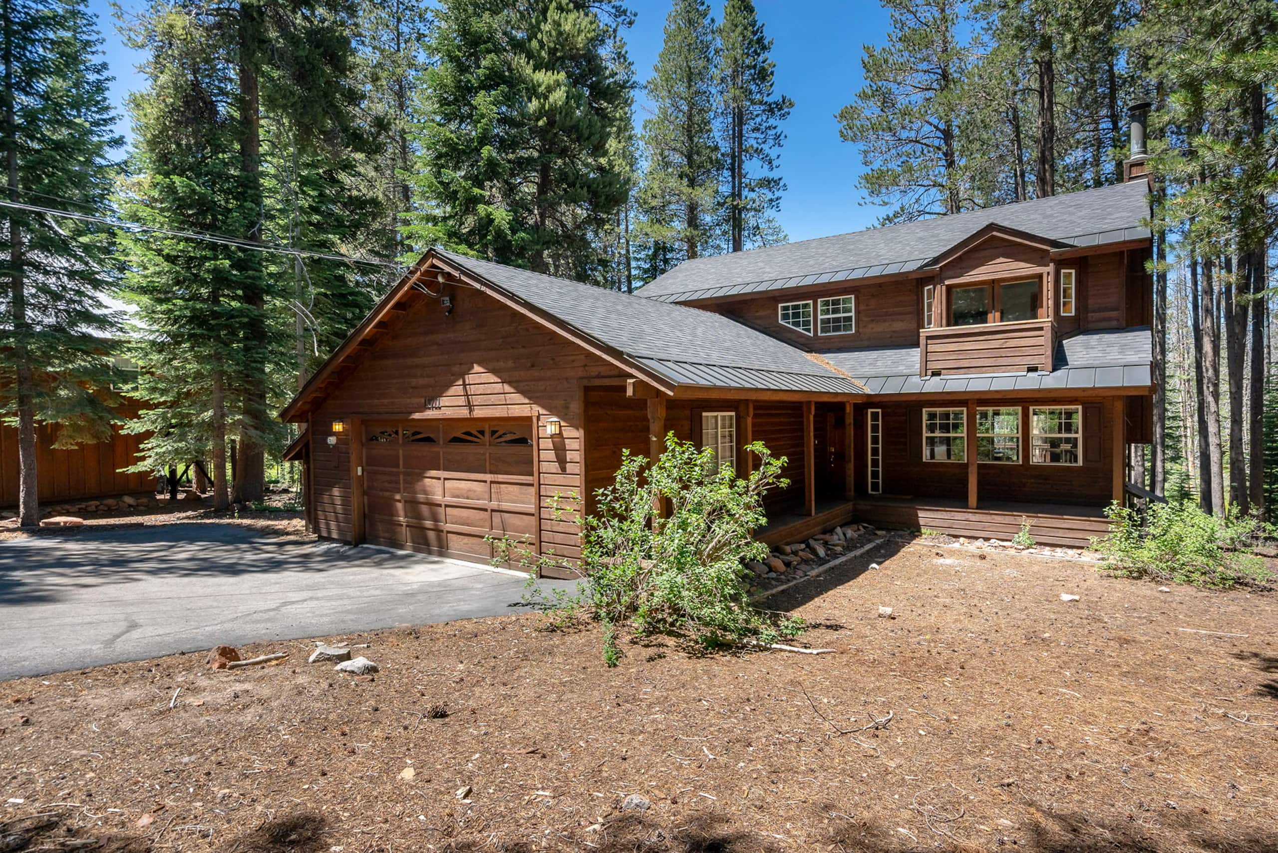 Tahoe Donner Mountain View Cabin with Pool Access - Photo 31