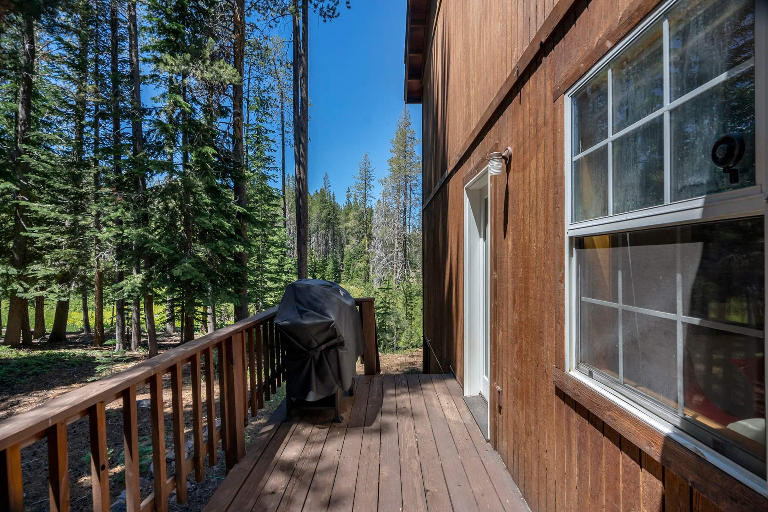 Tahoe Donner Mountain View Cabin with Pool Access - Photo 25