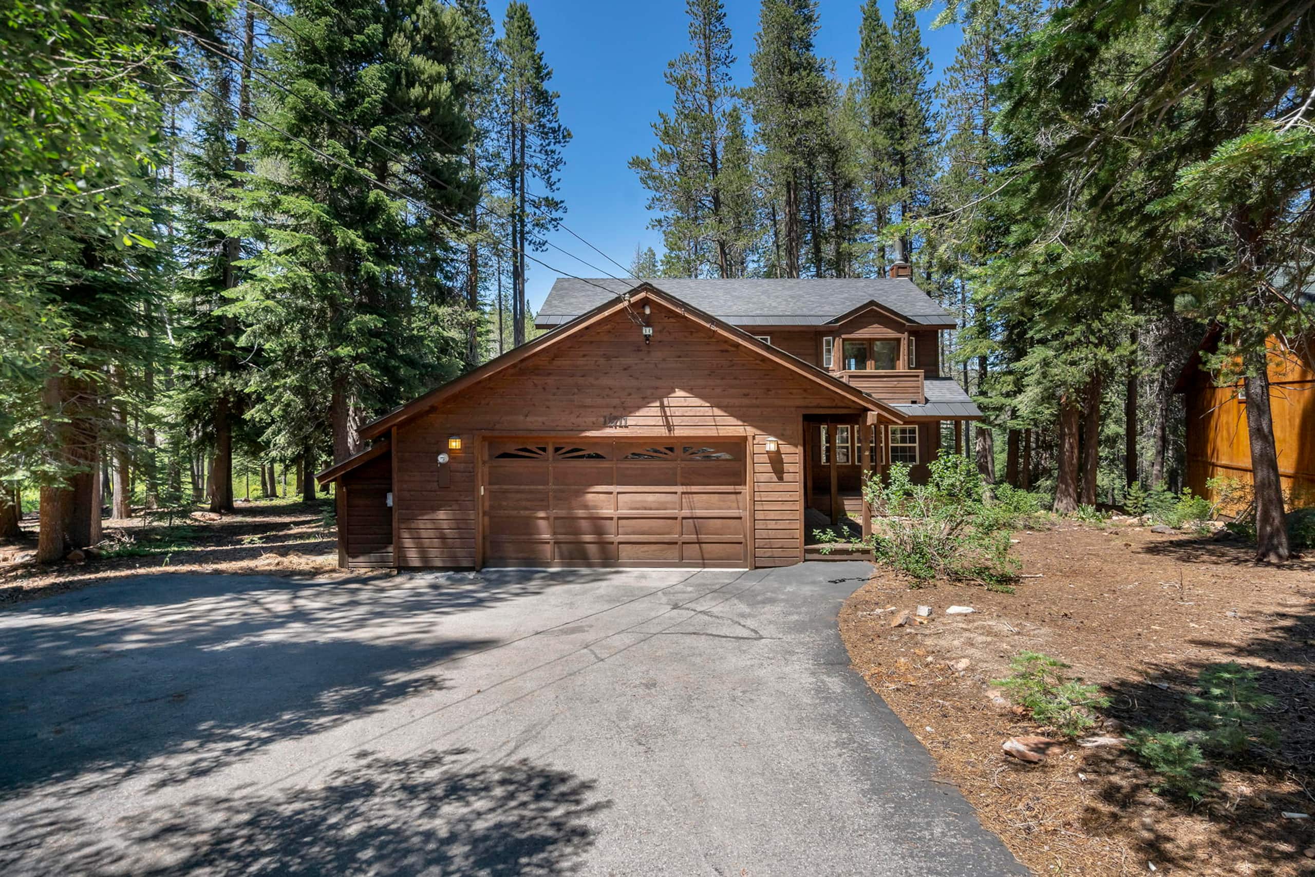 Tahoe Donner Mountain View Cabin with Pool Access - Photo 24