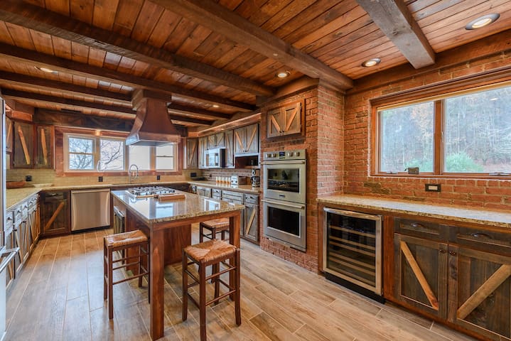 Carolina Cabin Rentals managed Airbnb listing 1