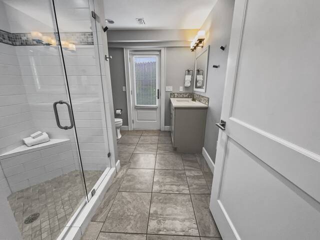 Nifty Shades of Gray | Beachfront | 4 bikes