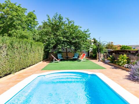 Cosy cottage with pool, garden and wifi