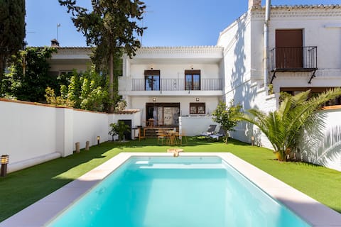 House with pool  & parking Albaicín. San Nicolas
