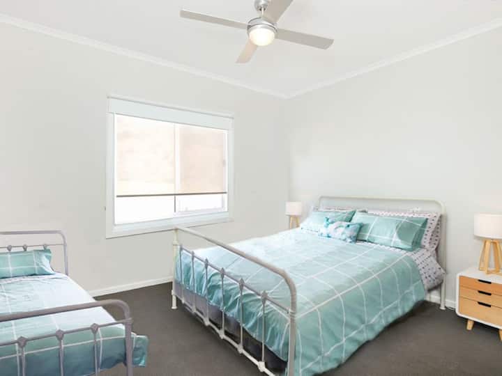 Con cuatro dormitorios de buen tamaño, la propiedad atiende cómodamente a familias más grandes y grupos pequeños.