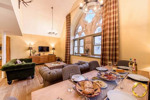 LUXURY THREE BEDROOM PROPERTY ON LOCH NESS