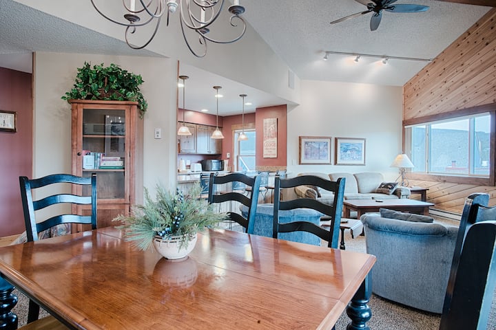 Ski-in Condo - Vaulted Ceilings, Hot Tubs, Parking - 브레켄리지