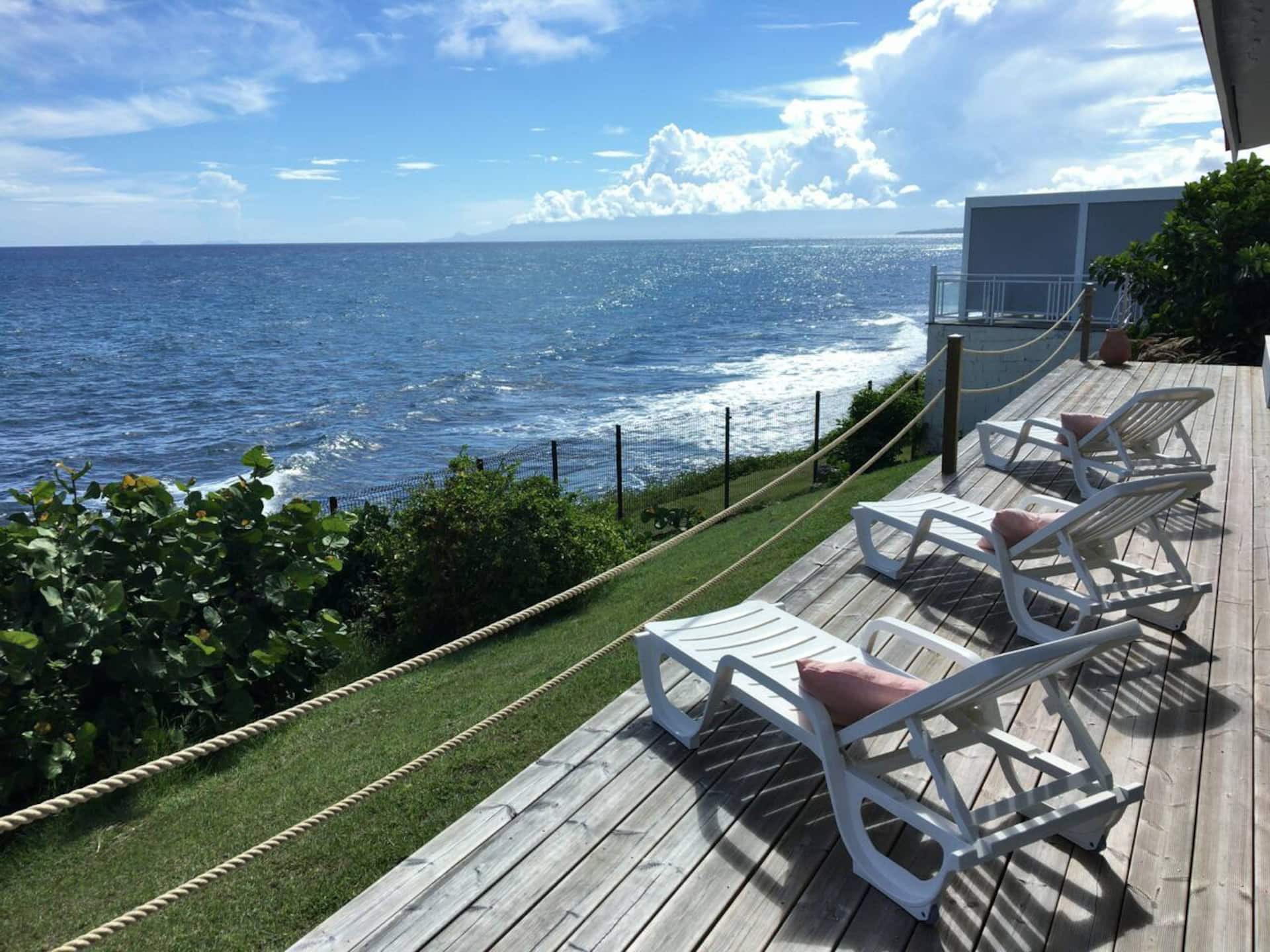 Grand Bleu, a villa with pool facing the sea