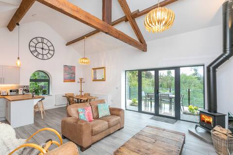 Luxury cottage - river views, balcony and hot tub