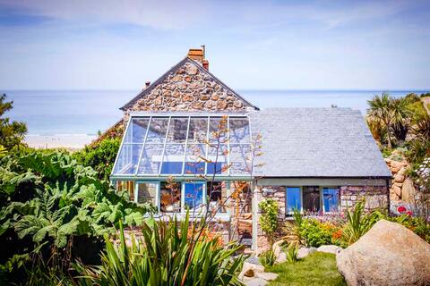 Castaways, Beach Cottage, Sea View, Garden & Patio