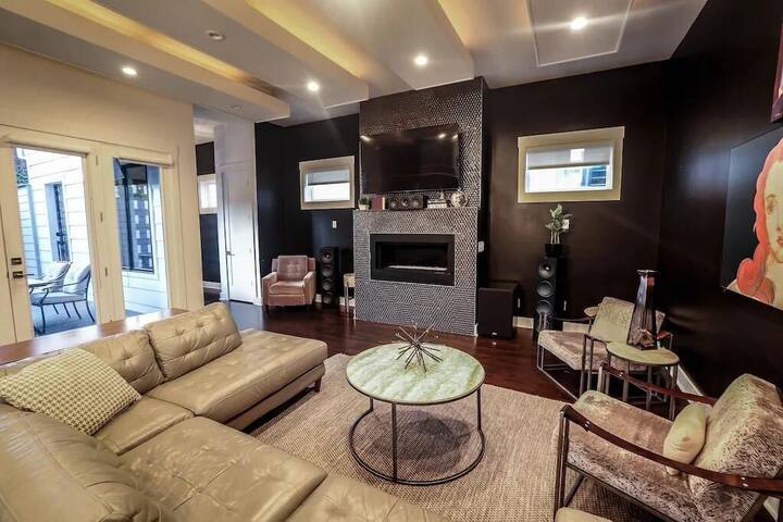 Music City 4BR w/ Heated Pool & Walk to Broadway gallery image 2