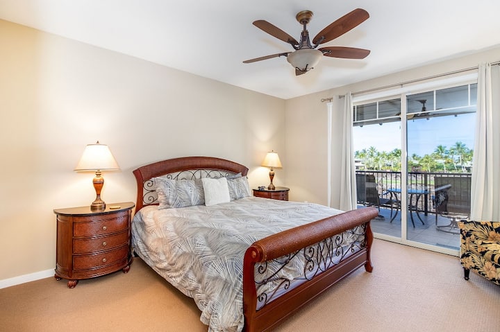 Dormitorio principal con puertas que conducen a un balcón privado.