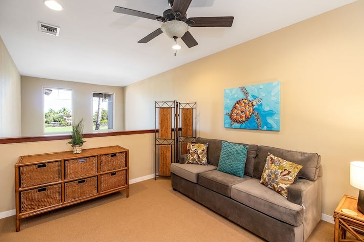 Acogedor loft con un cómodo sofá cama.