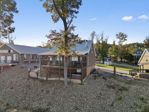 Attitude Adjustment Cabin with hot tub, fire pit,