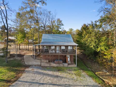 Trails End Cabin with a hot tub, fire pit, & indoo