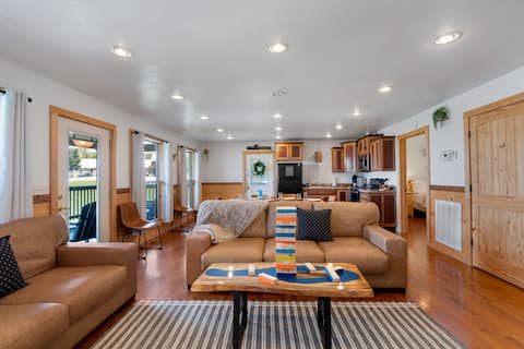 Trails End Cabin with a hot tub, fire pit, & indoo