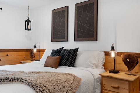 Trails End Cabin with a hot tub, fire pit, & indoo