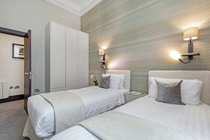 South Kensington – Deluxe 3 Bedroom Apartment gallery image 5