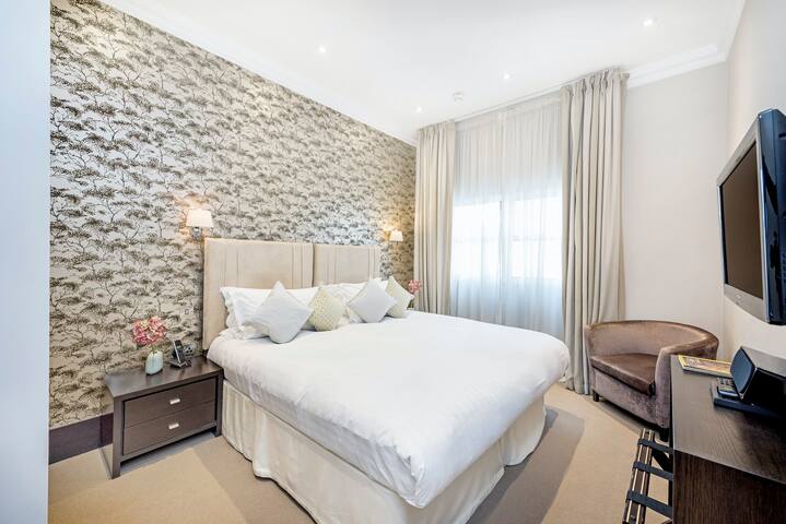 South Kensington – 2 Bedroom Apartment gallery image 4