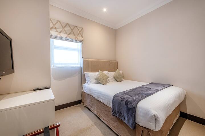 South Kensington – Superior 2 Bedroom Apartment gallery image 5