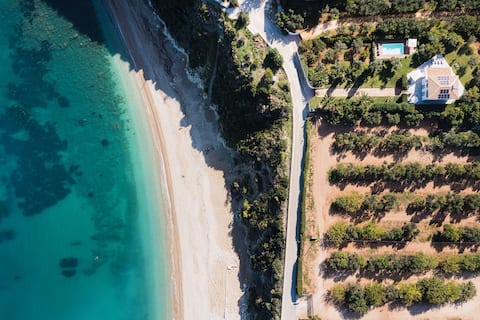 Panoramic villa with pool in front of the beach