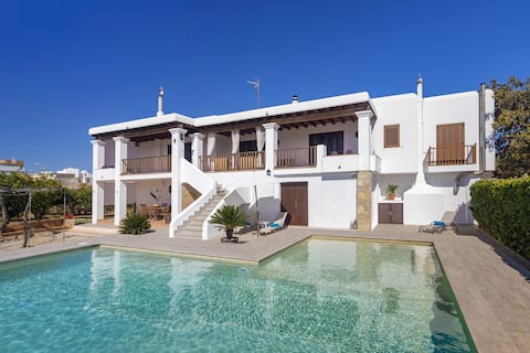 Top Airbnb: Villa with a tennis court, pool & Bbq en Sant Antoni De Portmany