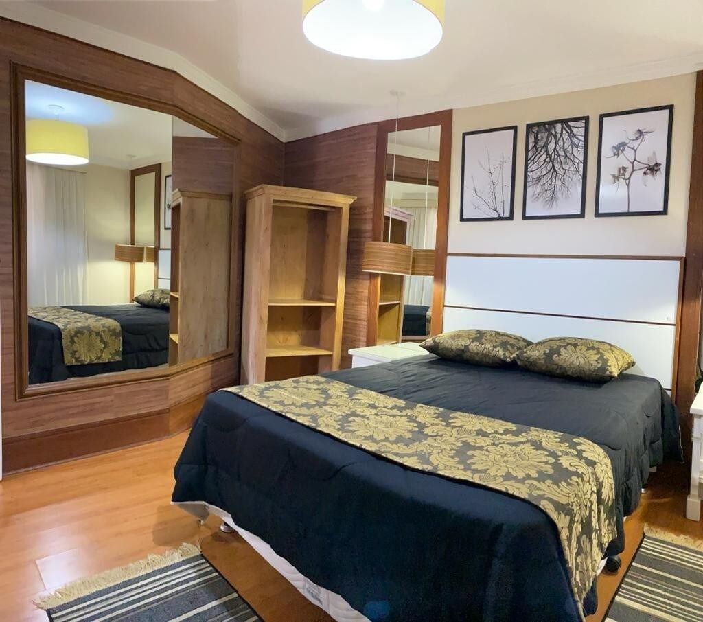 Ჩაერთეთ ჩვენი ოთახის სიმშვიდეში. Თბილი ლეიბები და მიმზიდველი საბნები უზრუნველყოფს მყუდრო სტუმრობას, რაც უზრუნველყოფს იდეალურ გარემოს დასვენებისა და დამუხტვისთვის.