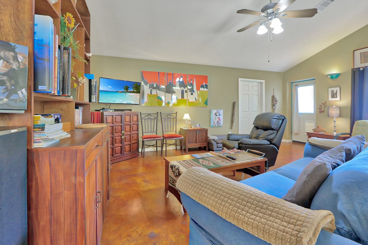 סלון עם טלוויזיה עם מסך שטוח