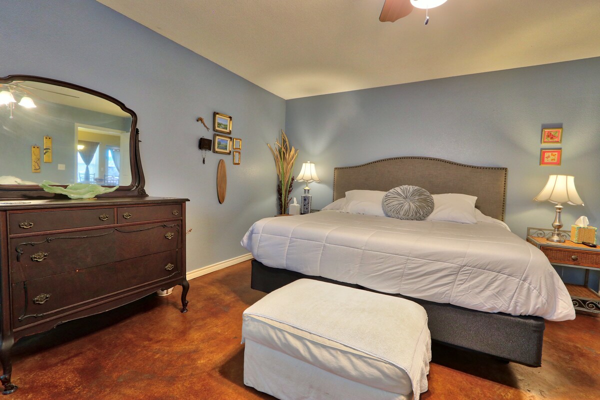 מיטת קינג עם מצעים נקיים