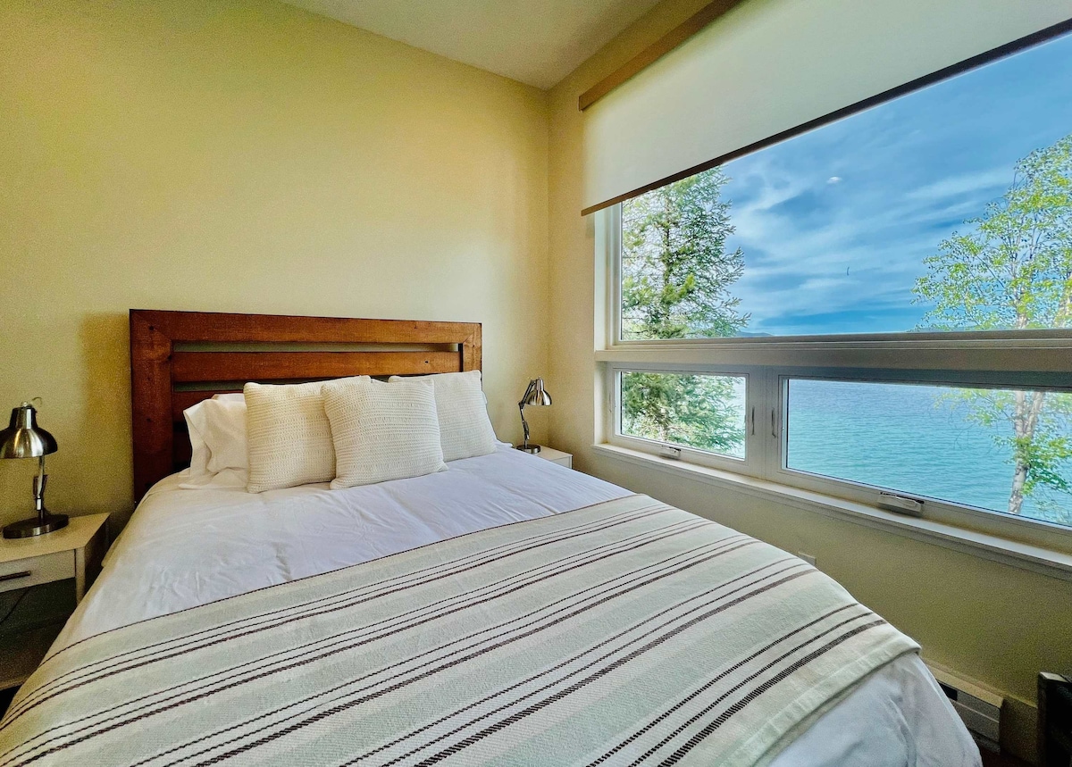 Dormitorio 2 con cama tamaño queen y vistas al lago