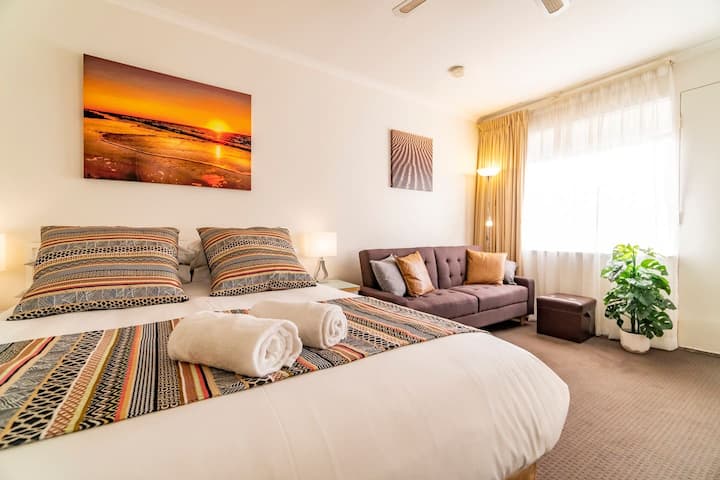 Glenelg Central Studio | Wifi + Parking - Glenelg