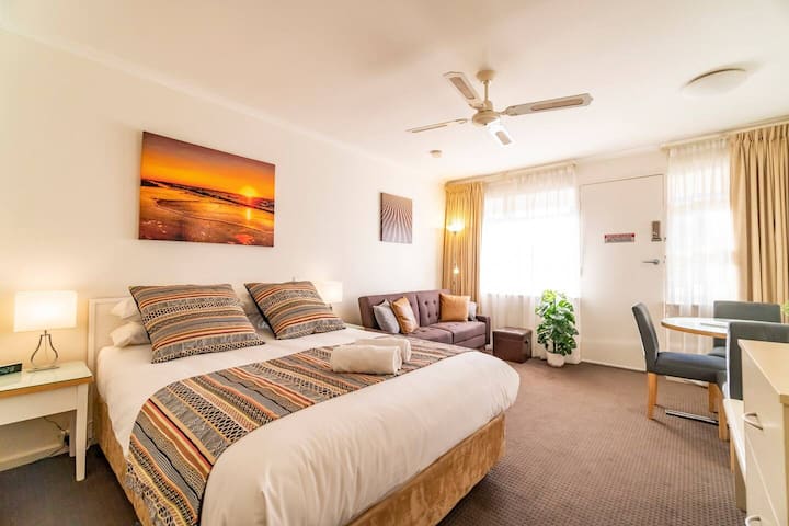 Glenelg Central Studio | Wifi + Parking - Adelaide