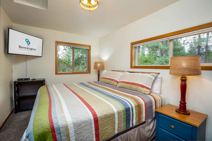 Spavaća soba s velikim bračnim krevetom – na katu