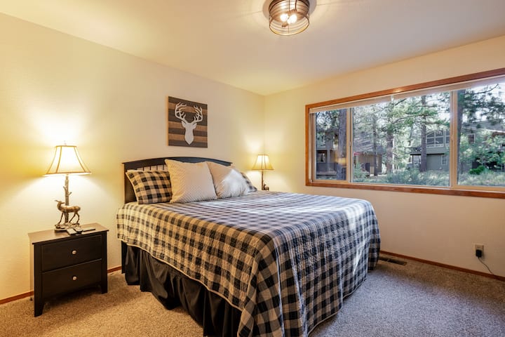 2. spavaća soba s bračnim krevetom (širine 180 – 200 cm) – glavna razina