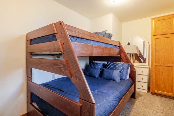 Soba s krevetima na kat u obliku piramide – na katu