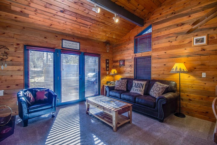 Coyo08 - Cute Sunriver Cabin, Hot Tub, Short Walk To Village - Sunriver, OR