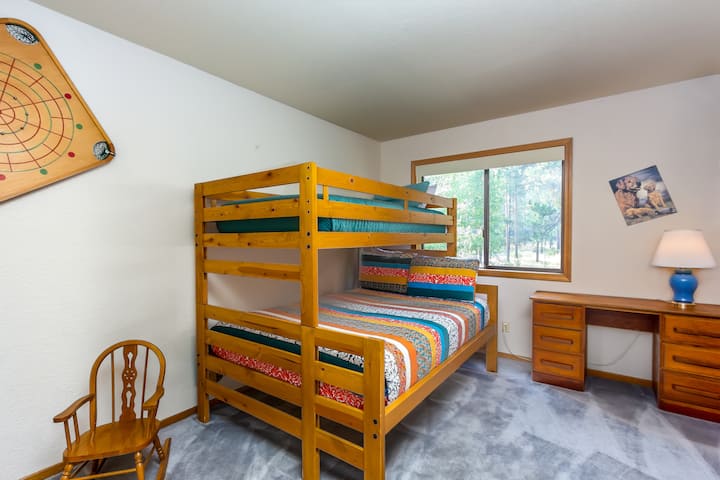 เตียงแฝดพร้อมห้องนอนสองชั้นพีระมิด - ชั้นบน