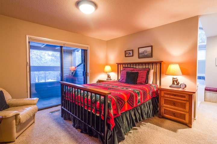 Luego Queen Bedroom - Upstairs