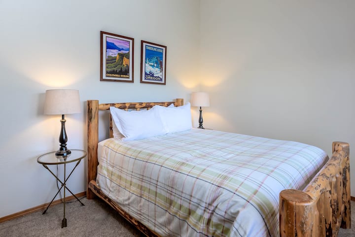 标准双人床卧室-楼上