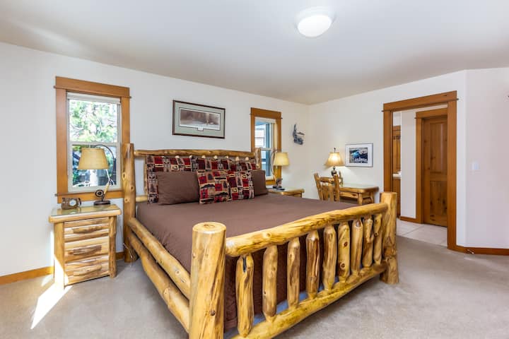 חדר שינה עם מיטת קינג סייז וחדר רחצה צמוד - קומה ראשית