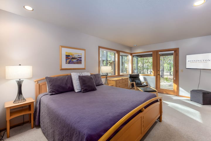 特大双人床卧室-楼下