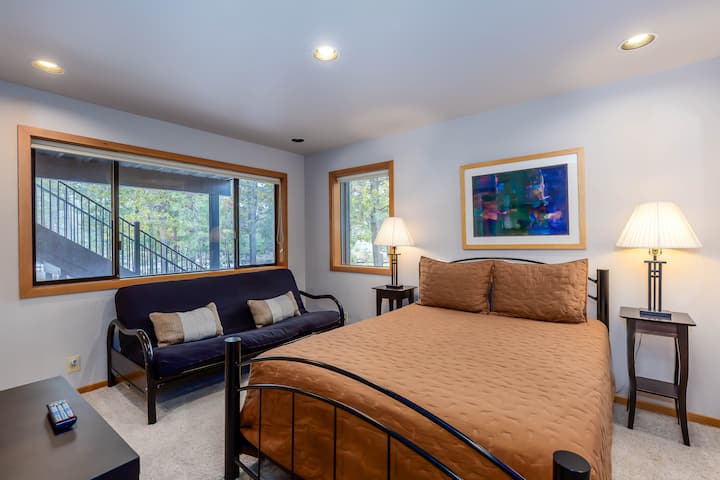 带日式床垫的标准双人床卧室-楼下