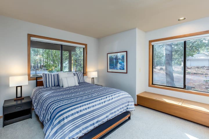 标准双人床卧室-楼下