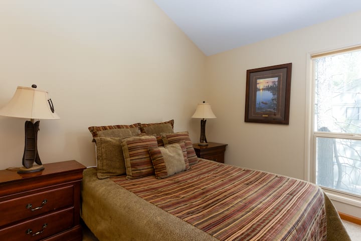 Queen Bedroom - Main Level