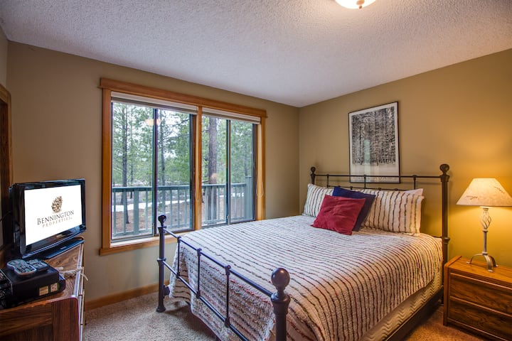 Спалня с голямо двойно легло и двуетажно легло – основно ниво