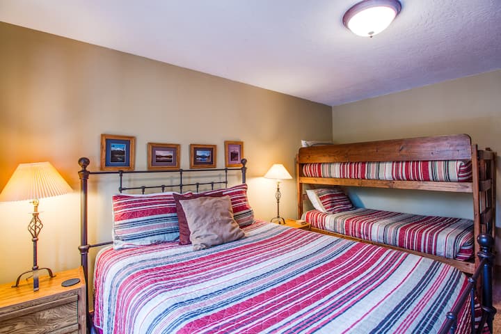 Спалня с двойно легло и две единични легла – на горния етаж