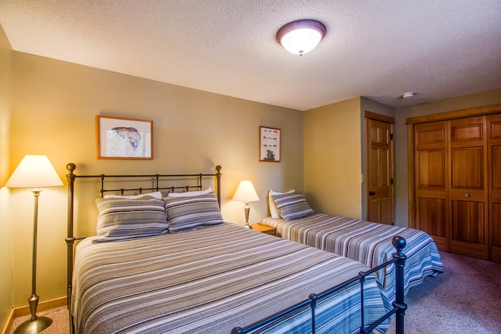 Стая с голямо двойно легло и две единични легла – на горния етаж